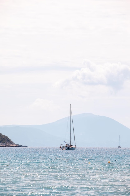 Yate cerca de la isla de lefkada