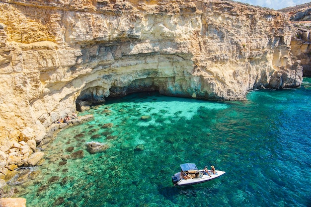 Yate en Comino Blue Lagoon, bahía con agua turquesa en Comino, Malta.