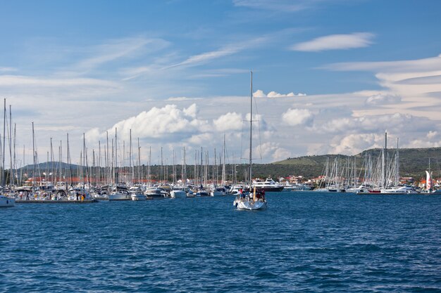 Yate está entrando en la ciudad de Rogoznica en Croacia