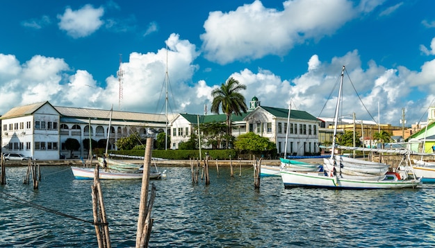 Yate en Haulover Creek en el centro de la ciudad de Belice, la ciudad más grande de Belice