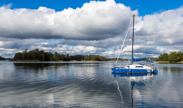 yate en el lago Galve, Lituania con cielo nuboso en el fondo