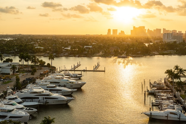 Yate de lujo estacionado en un canal con el sol que cae en Fort Lauderdale