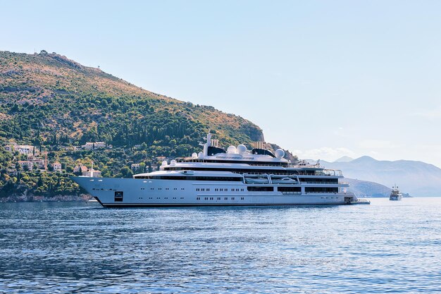 Yate de lujo en la isla de Lokrum y la costa dálmata del mar Adriático en Dubrovnik, Croacia