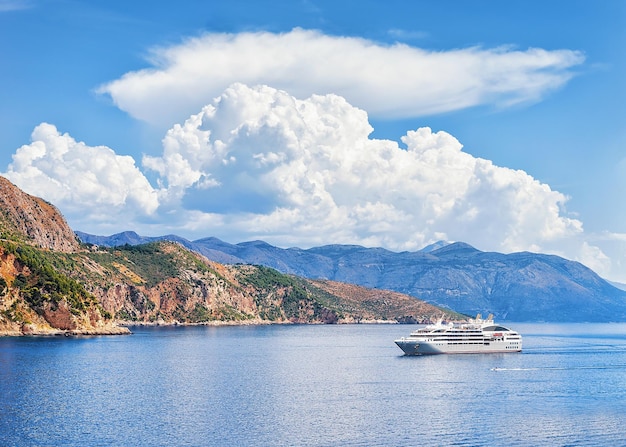 Yate de lujo en la isla de Lokrum en el Mar Adriático, Dubrovnik, Dalmacia, Croacia