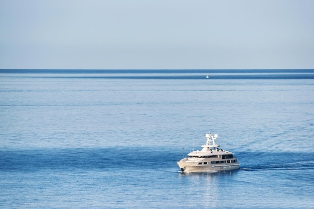 Yate de lujo en el mar Adriático en Dubrovnik, Croacia