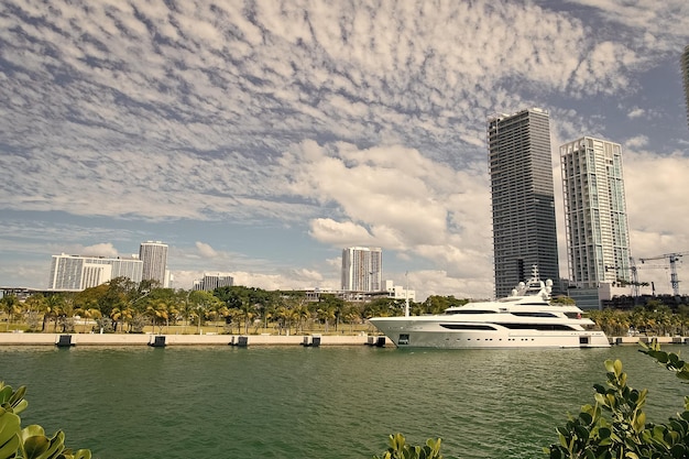 Yate de lujo de Miami en muelle