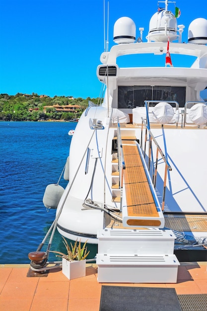 Yate de lujo en el muelle de Porto Cervo Cerdeña