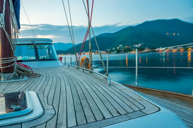 Un yate de lujo navega por la bahía por la noche.