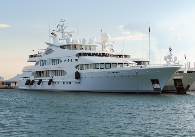 Yate de lujo en el puerto de Cannes