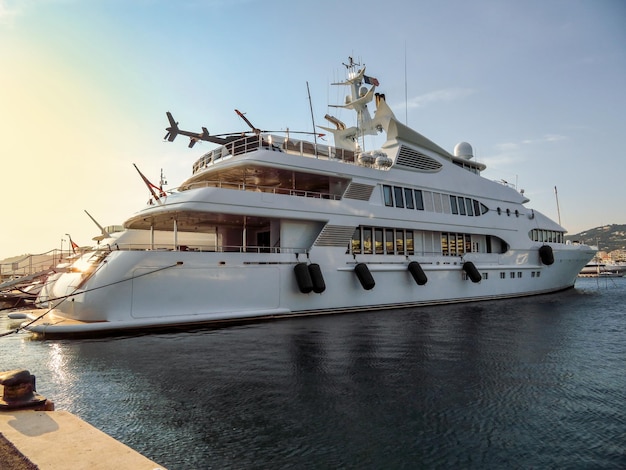 Yate de lujo en el puerto de Cannes