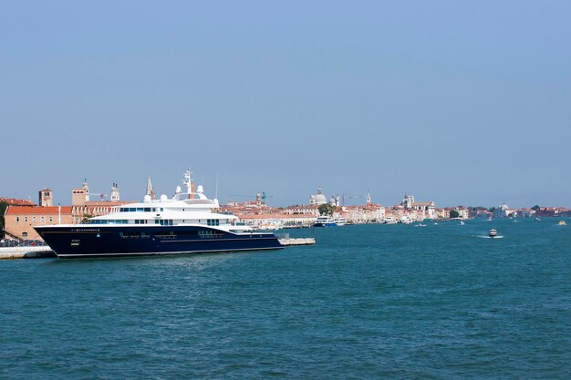 Yate de lujo en el puerto deportivo de Venecia de verano con horizonte cuty