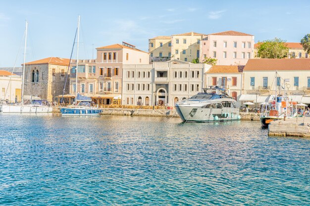 Yate de lujo en el puerto veneciano de la ciudad de Chania en la isla de Creta, Grecia.