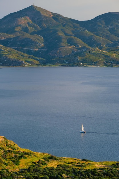 Foto yate en el mar egeo cerca de la isla de milos isla de milos grecia