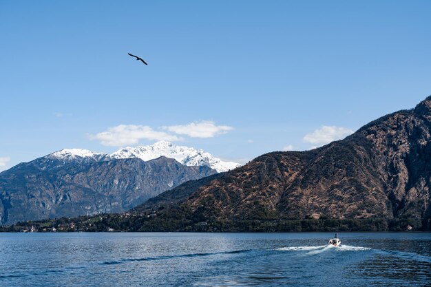 Yate de motor navega en el lago de como bellagio italia