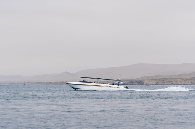 Yate de operador turístico en el océano Pacífico en Paracas isla Ballestas Perú