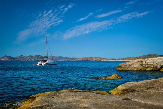 Foto yate en la playa de sarakiniko en el mar egeo isla de milos grecia