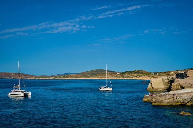 Yate en la playa de sarakiniko en el mar egeo, isla de milos, grecia