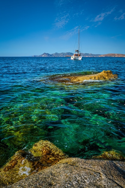 Foto yate en la playa de sarakiniko en el mar egeo, isla de milos, grecia