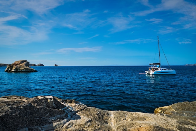 Yate en la playa de sarakiniko en el mar egeo, isla de milos, grecia