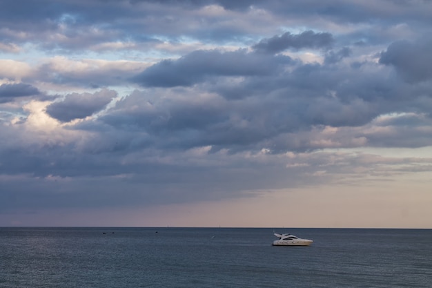 Un yate privado de lujo en marcha en el mar con un increíble cielo nuboso