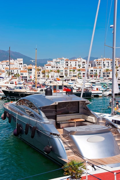 Foto yate en el resort de verano puerto banús, españa