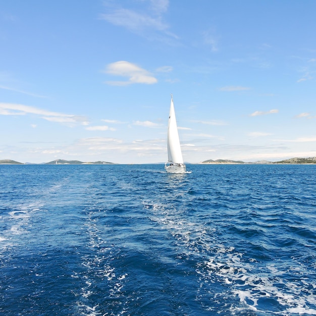 Yate de vela blanca en el mar Adriático azul