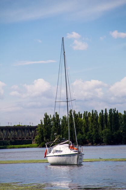 Yate de vela blanco en el río Dnieper