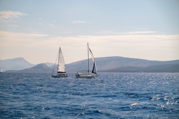 Yate de vela en catamarán de crucero en el agua de mar azul profundo