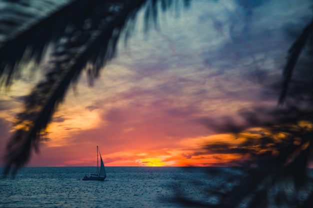 Yate de vela, hermosa puesta de sol en el mar, viaje en yate