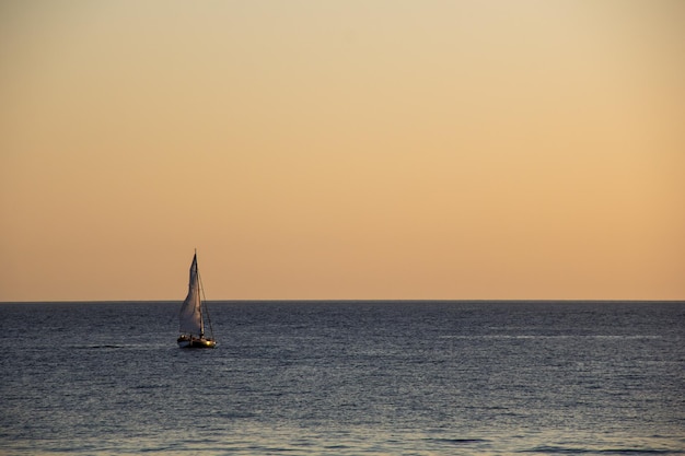 Yate De Vela En El Mar Al Atardecer Mar Negro