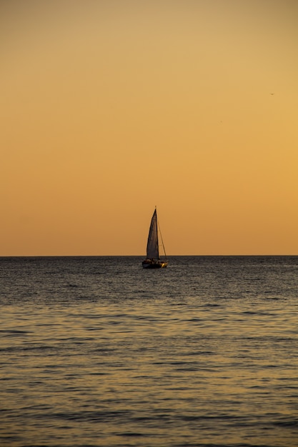 Yate De Vela En El Mar Al Atardecer. Mar Negro.