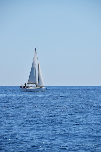 Yate de vela en mar azul almeja