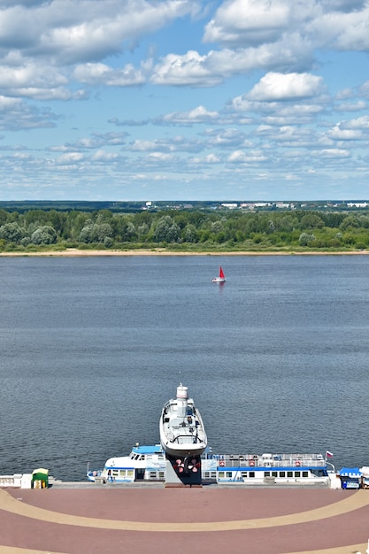 Foto yate con vela roja navega por el río volga