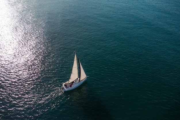 Yate de vela solitario en la vista superior del mar