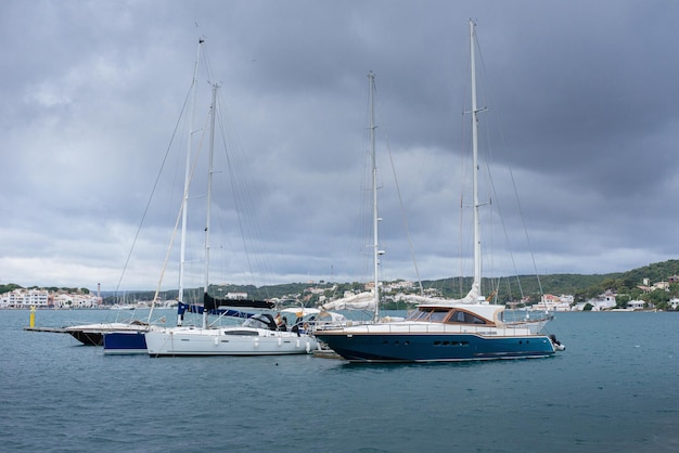 Yate de vela con vela bajada anclada en la bahía de la costa mediterránea