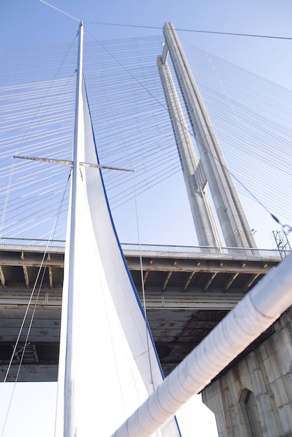 Yate de vela y vista del puente desde abajo