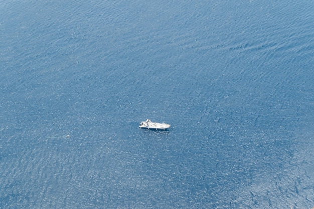 Yate en la vista al mar