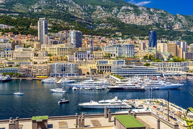 Yates en la bahía cerca de casas y hoteles La Condamine MonteCarlo Monaco Cote d'Azur Riviera Francesa