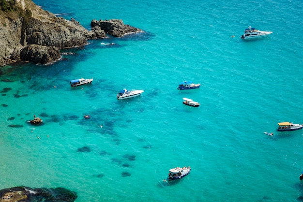 Foto yates en la bahía en la costa del mar tropical