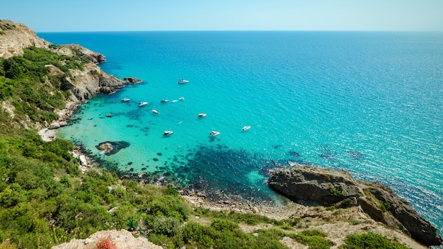 Yates en la bahía del mar tropical azul