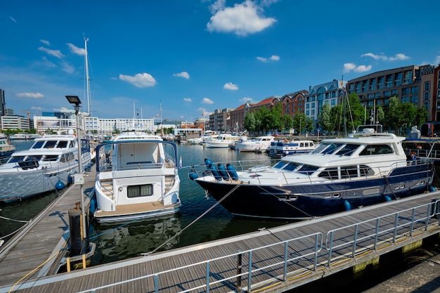 Yates y barcos amarrados en Willemdock en Amberes, Bélgica