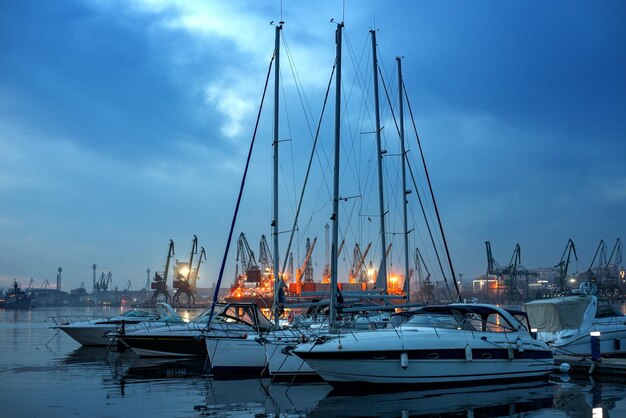 Yates y barcos después del atardecer en el puerto Mar Negro Varna Bulgaria