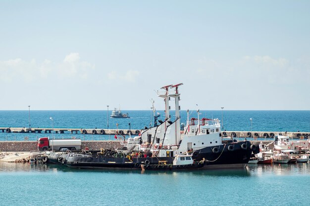 Yates y barcos están amarrados en el puerto marítimo estacionamiento marino de modernas lanchas a motor tranquilidad descanso marina puerto temporada de verano