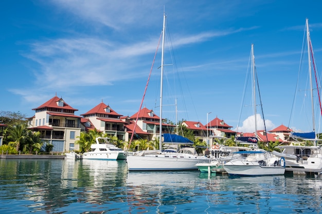Yates y barcos de lujo en un soleado día de verano en el puerto deportivo de Eden Island, Mahé, Seychelles