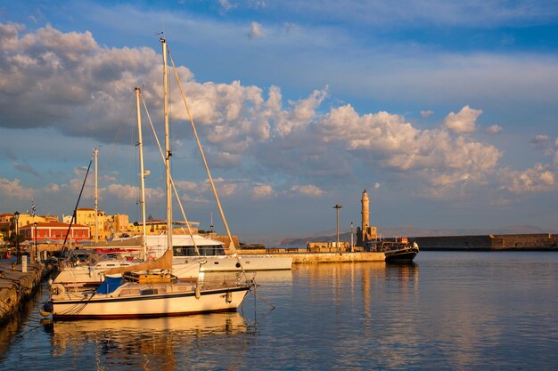 Yates y barcos en el pintoresco puerto antiguo de Chania, isla de Creta, Grecia