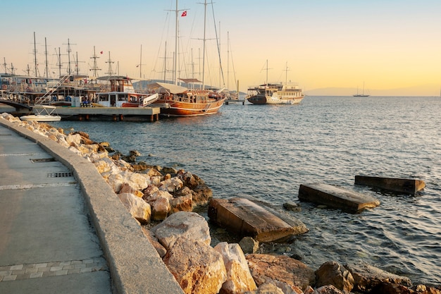 Yates, barcos y veleros de lujo con estilo amarrados en el puerto deportivo de Bodrum, Turquía