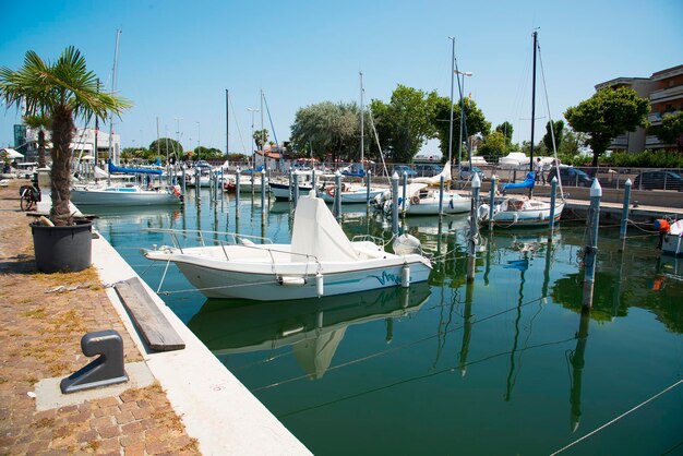 Yates blancos en el puerto esperando Misano Adriatico Emilia Romagna Italia