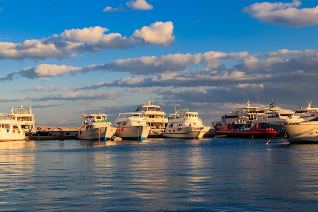 Yates blancos en el puerto marítimo de Hurghada Egipto Puerto con barcos turísticos en el Mar Rojo