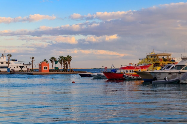 Yates blancos en el puerto marítimo de Hurghada Egipto Puerto con barcos turísticos en el Mar Rojo