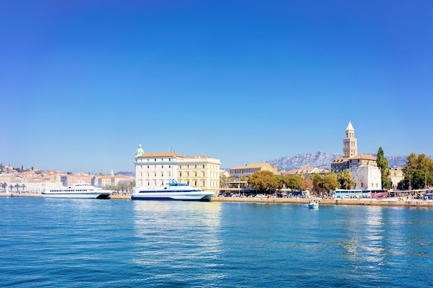 Yates en la ciudad vieja de Split en la costa adriática en Dalmacia en Croacia. Barco en el Palacio de Diocleciano y la arquitectura de la Ciudad Romana en la Bahía Dálmata Croata. Europa turismo y vacaciones en verano.